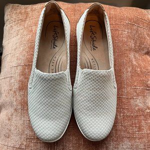 NEW! LIFESTRIDE Next Level Slip-ons Size 6.5  Cream